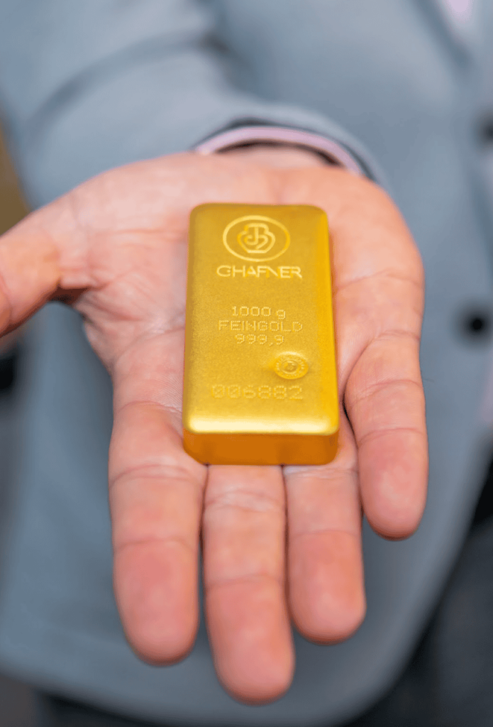 Goldsparplan - 1000g Goldbarren in der Hand
