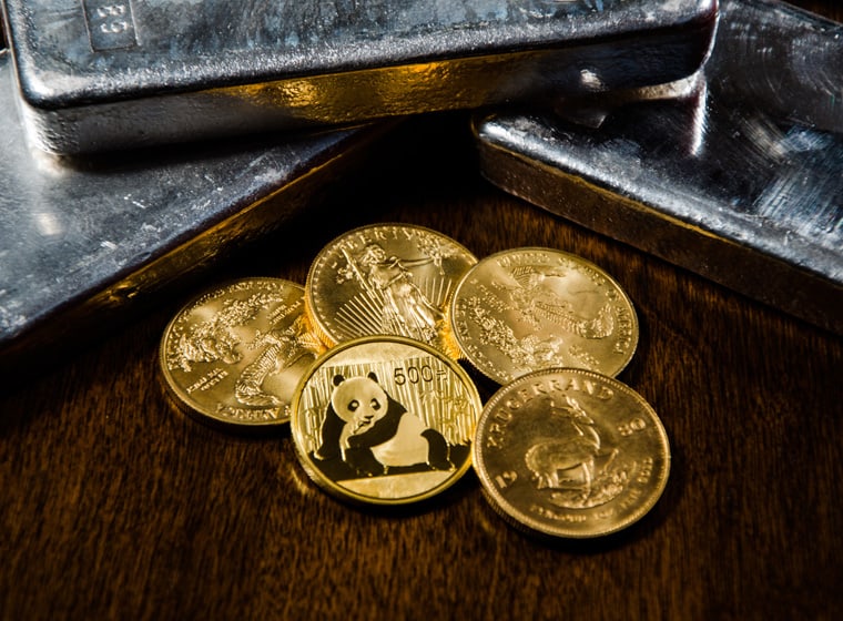 5 Gold Münzen die vor 3 Barren liegen - NMF OHG